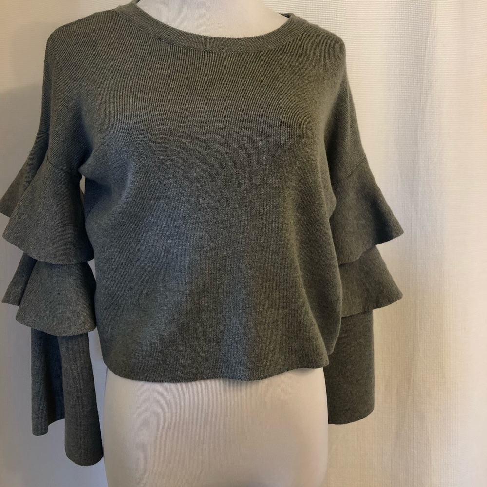 Altar’d State 🌿 cropped Grey sweater